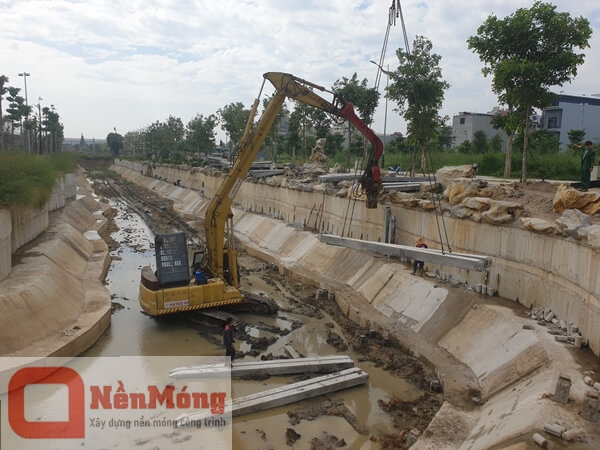 Đóng cọc bê tông gia cố kênh nhân tạo Từ Sơn - Bắc Ninh