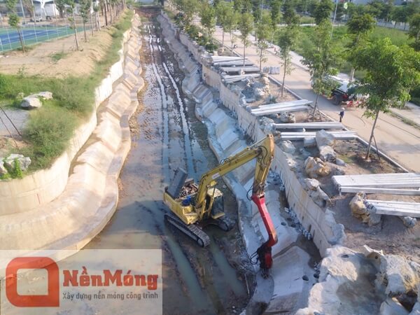 Đóng cọc bê tông gia cố kênh nhân tạo Từ Sơn - Bắc Ninh