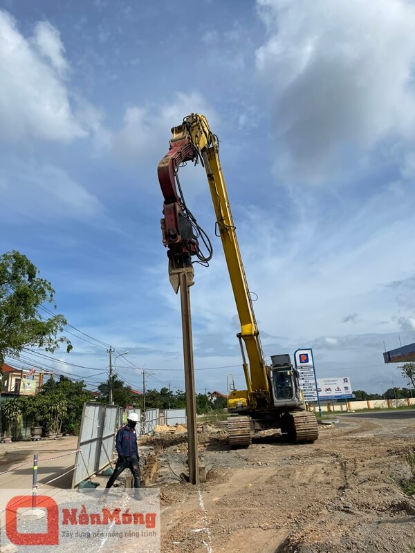 Đóng nhổ cừ larsen dự án thoát nước thành phố Đồng Hới, Quảng Bình