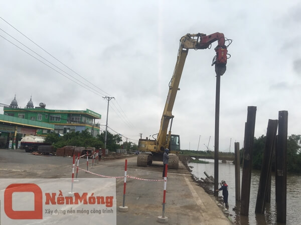 Đóng nhổ cừ larsen mở rộng đường tại Nam Định