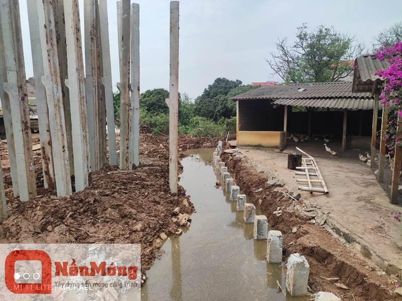 Đóng cọc bê tông kè sông Mỏ Quạ ở Kim Động, Hưng Yên