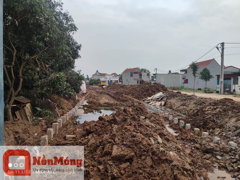 Đóng cọc bê tông kè sông Mỏ Quạ ở Kim Động, Hưng Yên