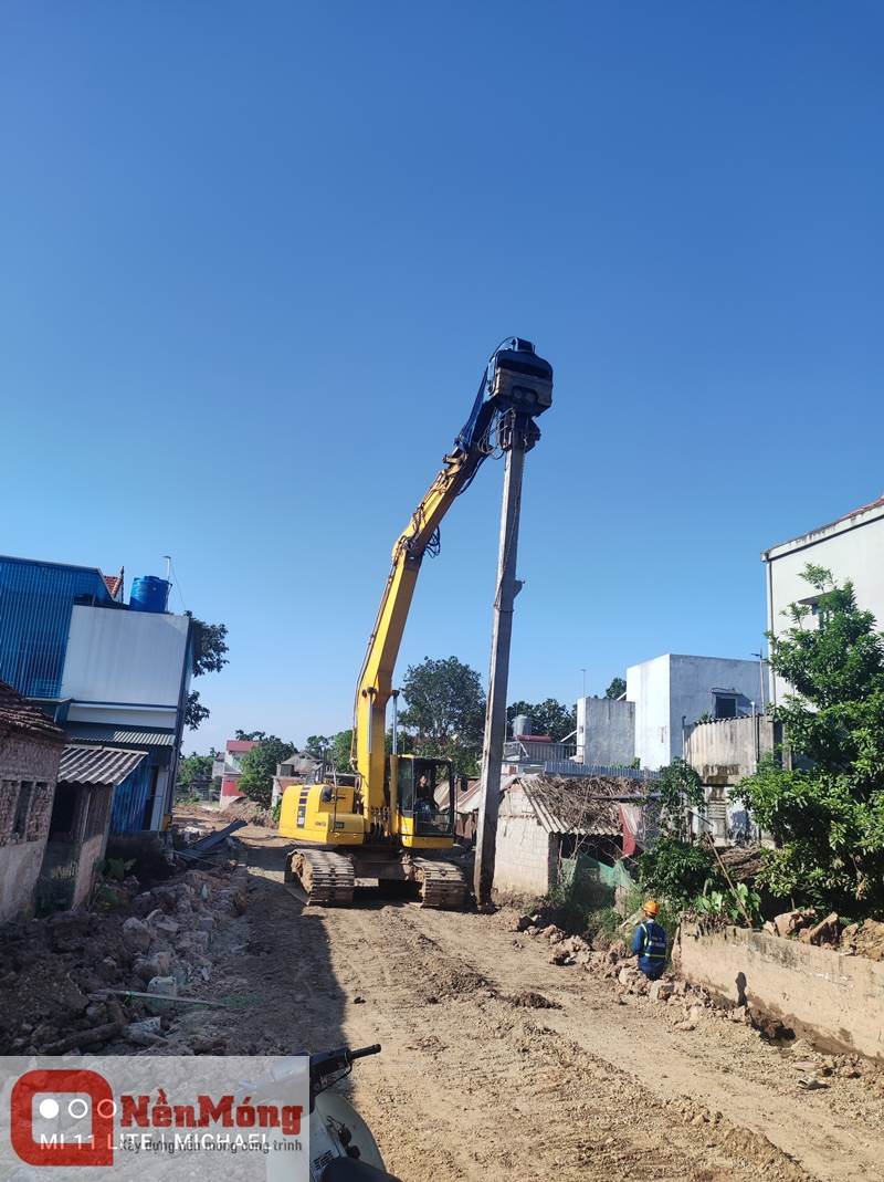 Đóng cọc bê tông kè sông Mỏ Quạ ở Kim Động, Hưng Yên
