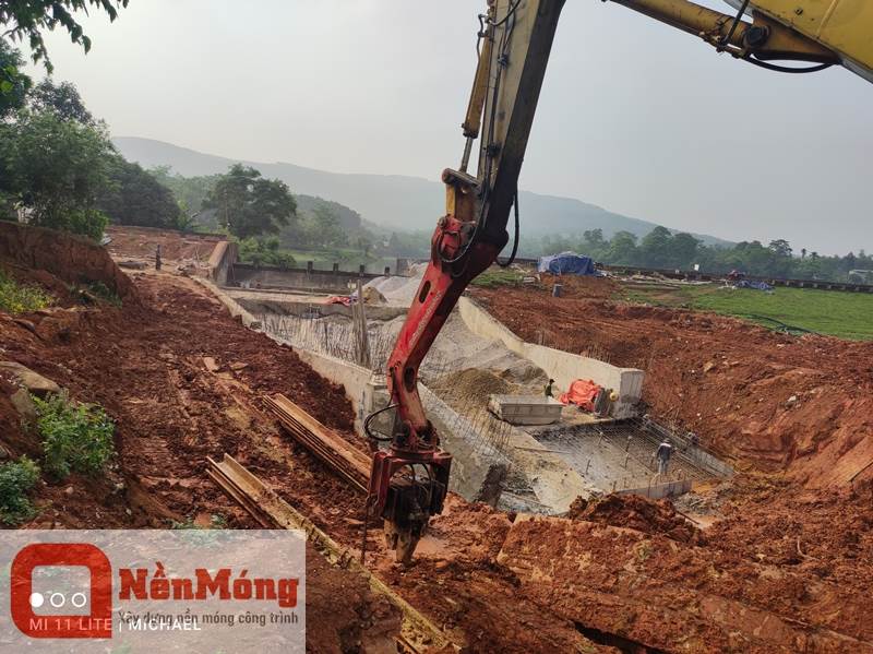 Đóng cừ chống sạt lở nhà dân tại đập làng Hin Phú Lương Thái Nguyên