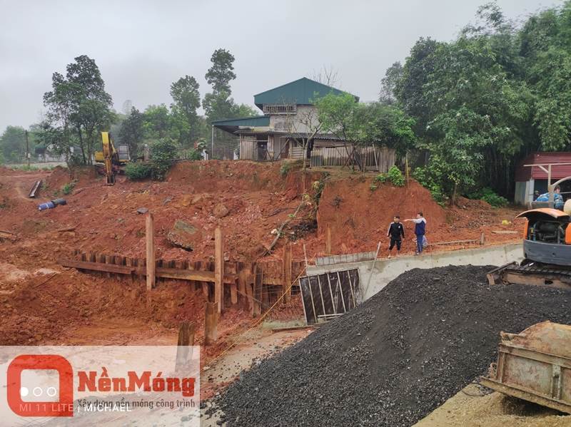 Đóng cừ chống sạt lở nhà dân tại đập làng Hin Phú Lương Thái Nguyên